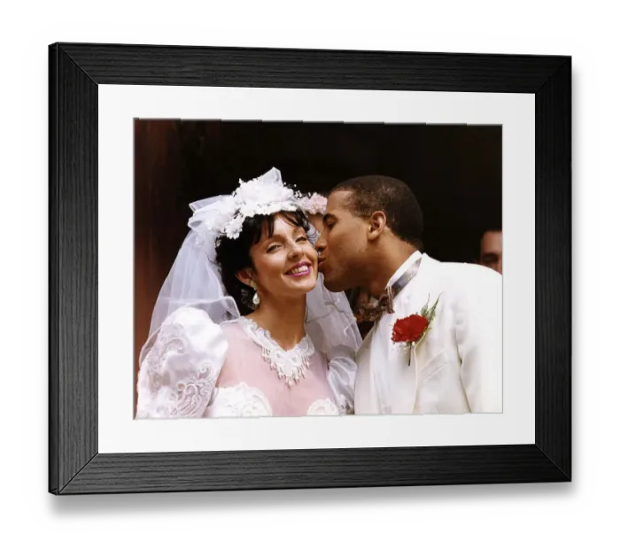 Framed Print : John Barnes and his bride Suz, both dressed in white, share a kiss after their wedding Framed Print : John Barnes and his bride Suz, both dressed in white, share a kiss after their wedding