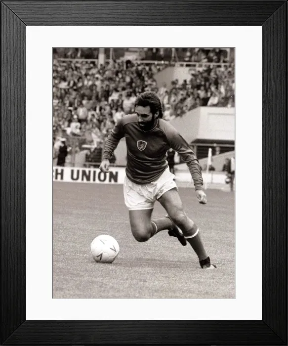 Framed Print : George Best Football Player - June 1986 aged 40 - in action in an exhibition Framed Print : George Best Football Player - June 1986 aged 40 - in action in an exhibition