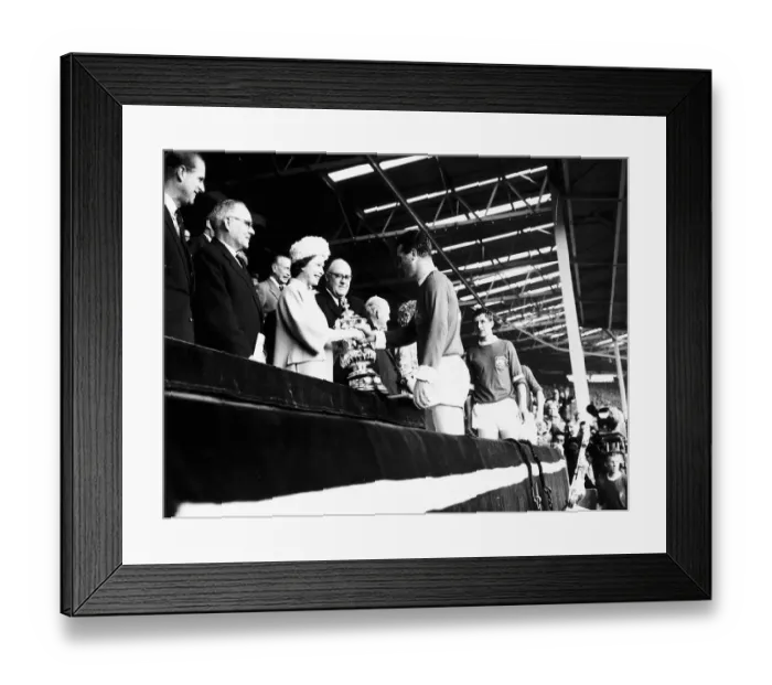 Framed Print : HRH Queen Elizabeth II presenting the FA cup to Noel Cantwell