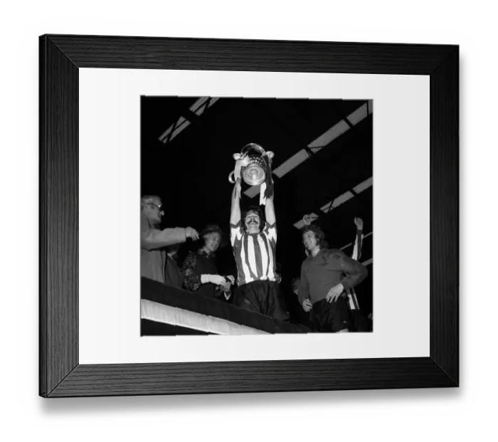 Framed Print : Bobby Kerr Sunderland captain lifts cup after beating Leeds United in the FA cup final