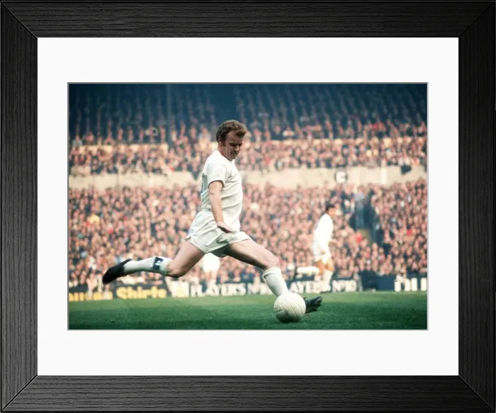 Framed Print : Leeds United captain Billy Bremner in action Circa 1974 Framed Print : Leeds United captain Billy Bremner in action Circa 1974