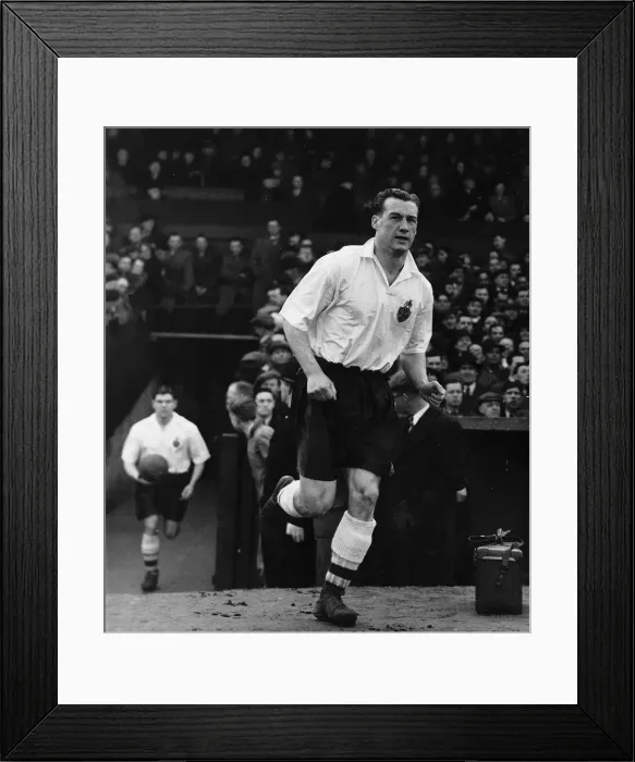 Framed Print : Nat Lofthouse of Bolton and England running on to the pitch Circa 1955