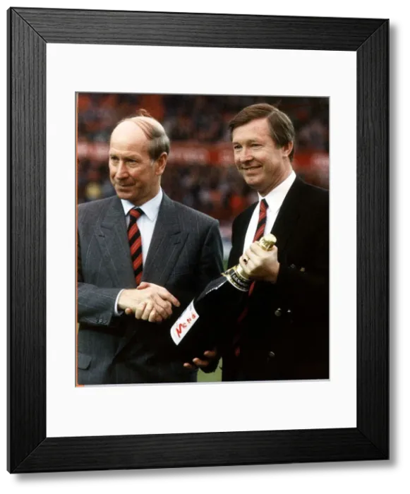 Framed Print : Sir Bobby Charlton shaking hands with Manchester United manager Alex Ferguson after