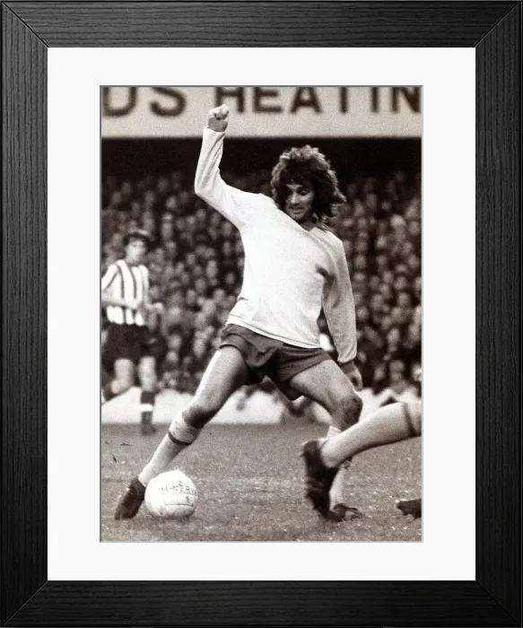 Framed Print : George Best of Manchester United - November 1971 in action against Southampton Framed Print : George Best of Manchester United - November 1971 in action against Southampton