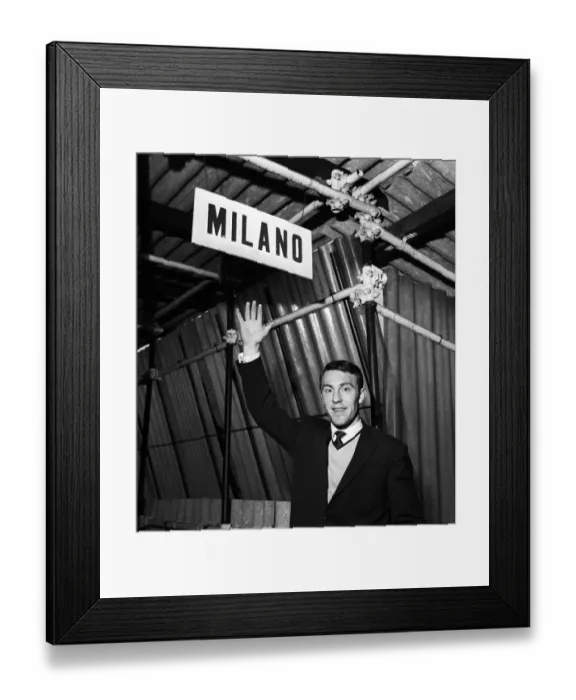 Framed Print : Jimmy Greaves waves upon his arrival in Milan, Italy to join AC MIland for an £80 Framed Print : Jimmy Greaves waves upon his arrival in Milan, Italy to join AC MIland for an £80