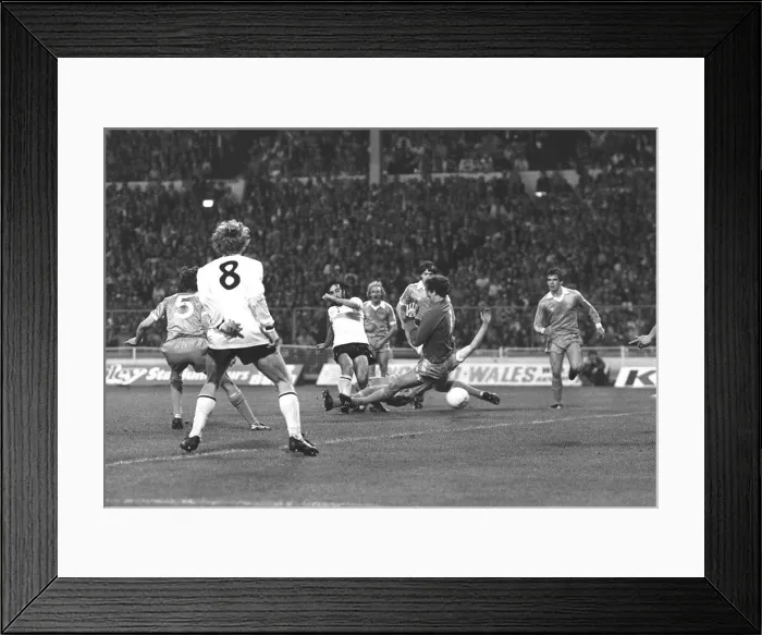 Framed Print : Tottenham Hotspur v Manchester City FA Cup Final May 1981 Replay Ricardo Villa in Framed Print : Tottenham Hotspur v Manchester City FA Cup Final May 1981 Replay Ricardo Villa in