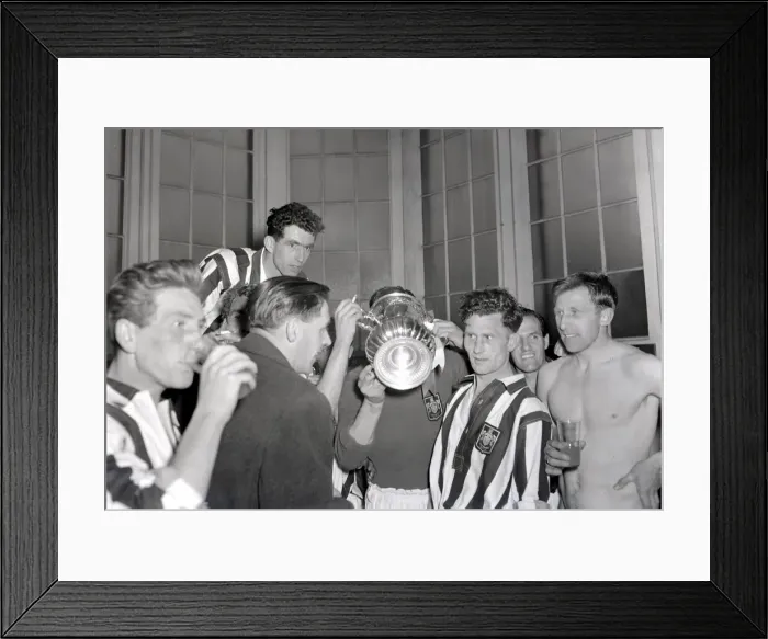Framed Print : 1954 FA Cup Final West Bromwich Albion v Preston North End Players drinking Framed Print : 1954 FA Cup Final West Bromwich Albion v Preston North End Players drinking