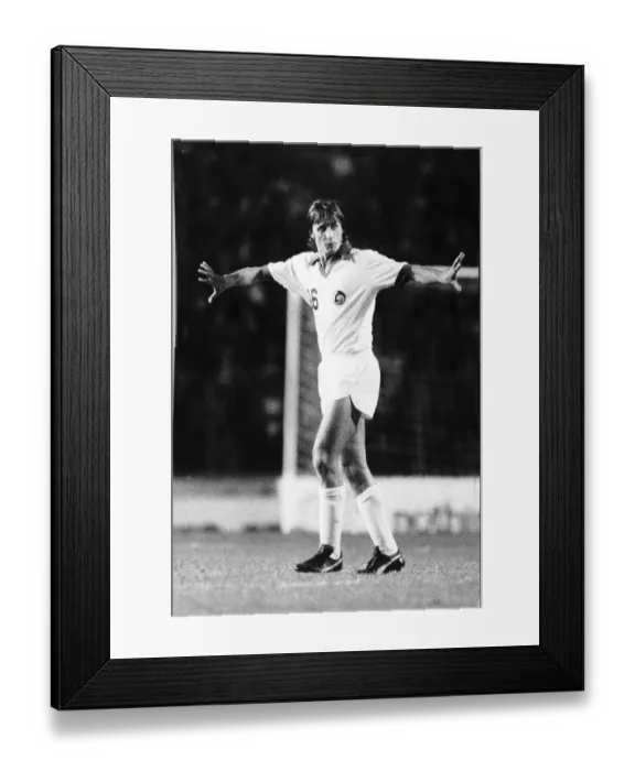 Framed Print : Legendary footballer Johann Cruyff of Holland at Stamford Bridge holding the Line