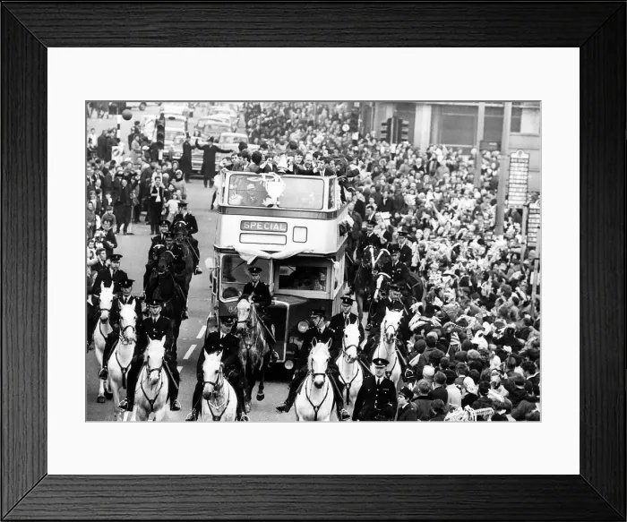 Framed Print : Manchester City footballers parade the FA Cup trophy to fans lining the streets of Framed Print : Manchester City footballers parade the FA Cup trophy to fans lining the streets of