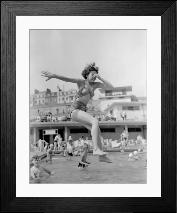Framed Print : Janet Hamilton takes the plunge at Brightons outdoor swimming pool Framed Print : Janet Hamilton takes the plunge at Brightons outdoor swimming pool