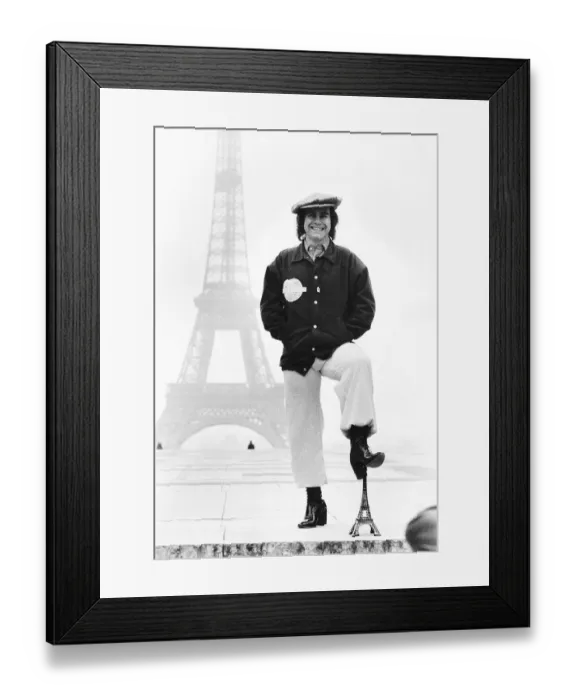Framed Print : Elton John on tour in Paris in front of the Eiffel Tower Framed Print : Elton John on tour in Paris in front of the Eiffel Tower
