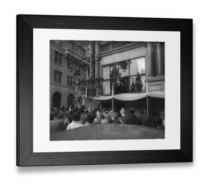 Framed Print : Marilyn Monroe waives to fans Outside Savoy hotel July 1956