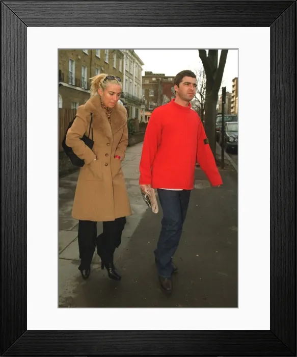 Framed Print : Noel Gallagher of Oasis holding a copy of the Daily Mirror newspaper with his girlfriend Framed Print : Noel Gallagher of Oasis holding a copy of the Daily Mirror newspaper with his girlfriend