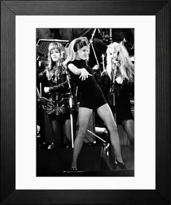 : Kylie Minogue dancing on Stage : Kylie Minogue dancing on Stage
