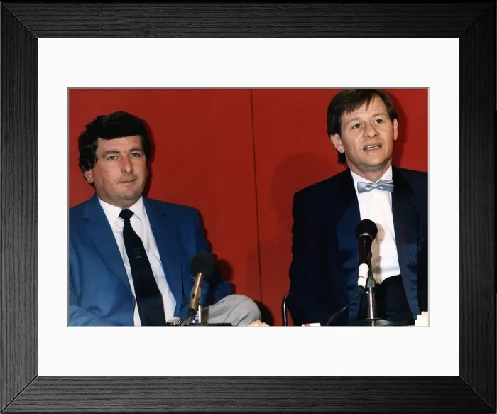 Framed Print : Alex Higgins Snooker with Paul Hatherell Snooker Tournament Director Framed Print : Alex Higgins Snooker with Paul Hatherell Snooker Tournament Director