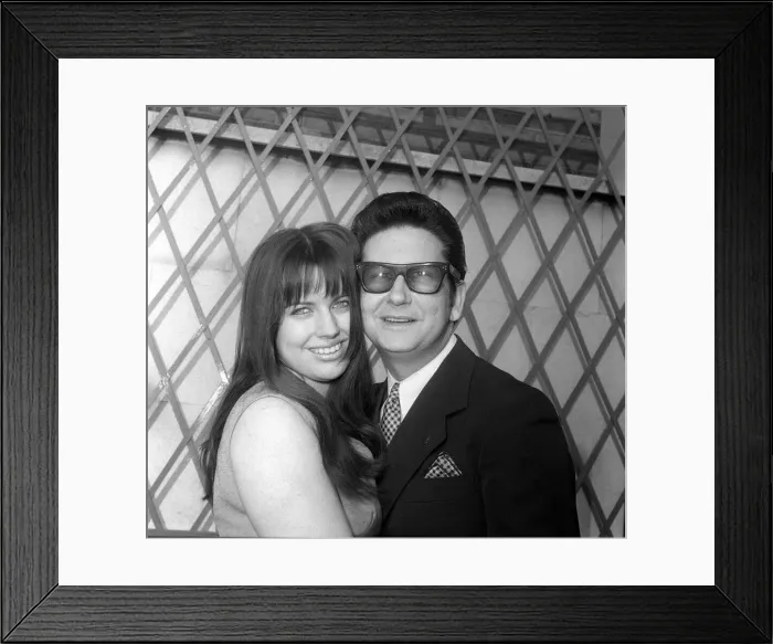 Framed Print : Roy Orbison with his new wife Barbara AnneMarie April 1969 in London
