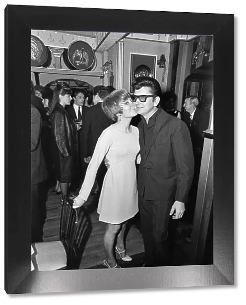 Roy Orbison birthday party. Singer Lulu kisses Roy on the cheek at a party held at Dolce