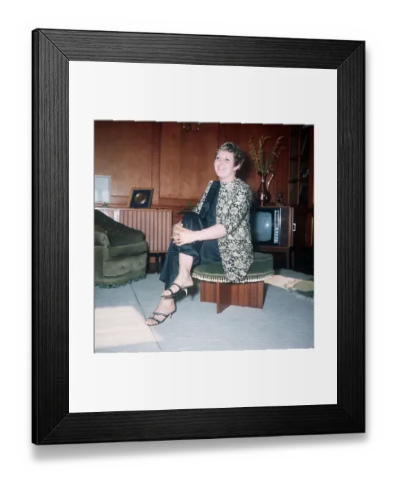 Framed Print : Linda Jones wife of Singer Tom Jones sitting down in the living room at their home Framed Print : Linda Jones wife of Singer Tom Jones sitting down in the living room at their home