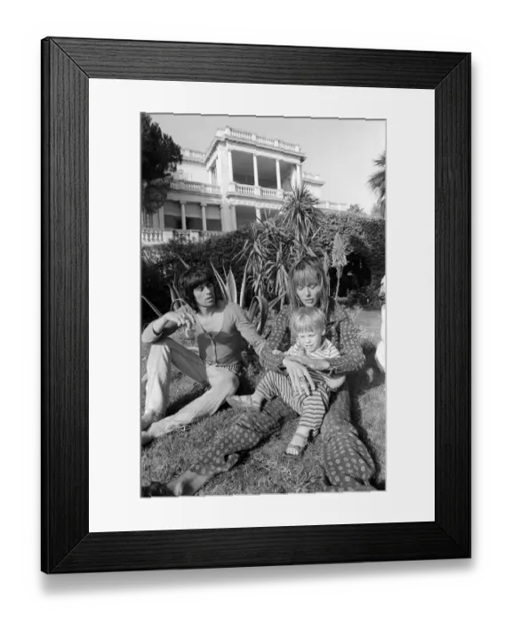 Framed Print : Keith Richard & Anita Pallenberg with their son Marlon at his home Framed Print : Keith Richard & Anita Pallenberg with their son Marlon at his home