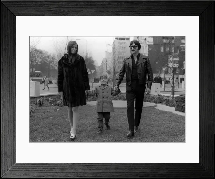 Framed Print : Roy Orbison with his wife Barbara Anne Marie April 1970 and his son Wesley Framed Print : Roy Orbison with his wife Barbara Anne Marie April 1970 and his son Wesley