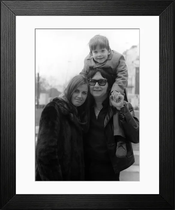 Framed Print : Roy Orbison with his wife Barbara Anne Marie April 1970 and his son Wesley Framed Print : Roy Orbison with his wife Barbara Anne Marie April 1970 and his son Wesley