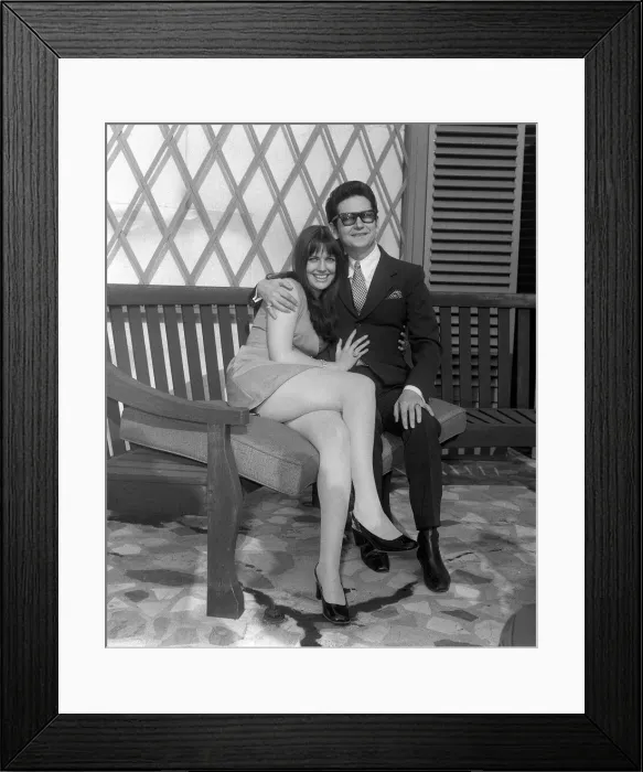 Framed Print : Roy Orbison with his new wife Barbara AnneMarie April 1969 in London