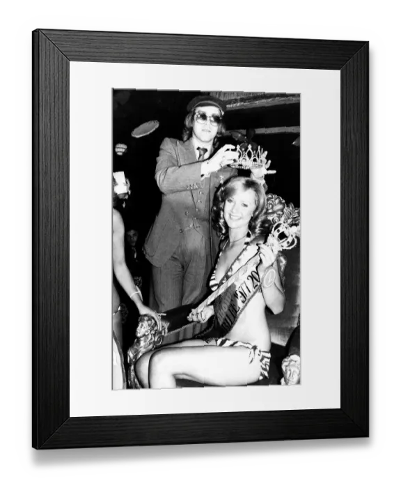 Framed Print : Singer songwriter Elton John crowns Miss Jubilee Zoe Spink in aid of the Queen Framed Print : Singer songwriter Elton John crowns Miss Jubilee Zoe Spink in aid of the Queen