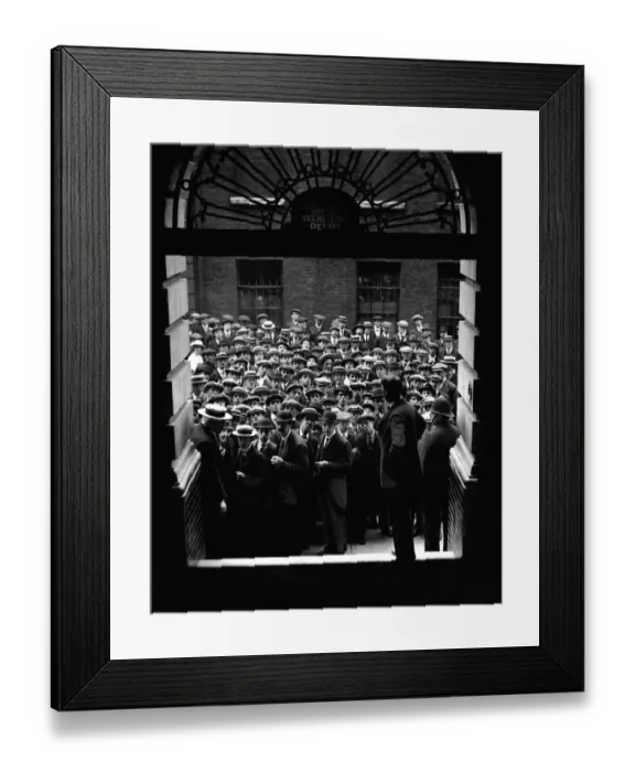 Framed Print : The outbreak of World War One. Men queue to join the army at Scotland Yard Framed Print : The outbreak of World War One. Men queue to join the army at Scotland Yard