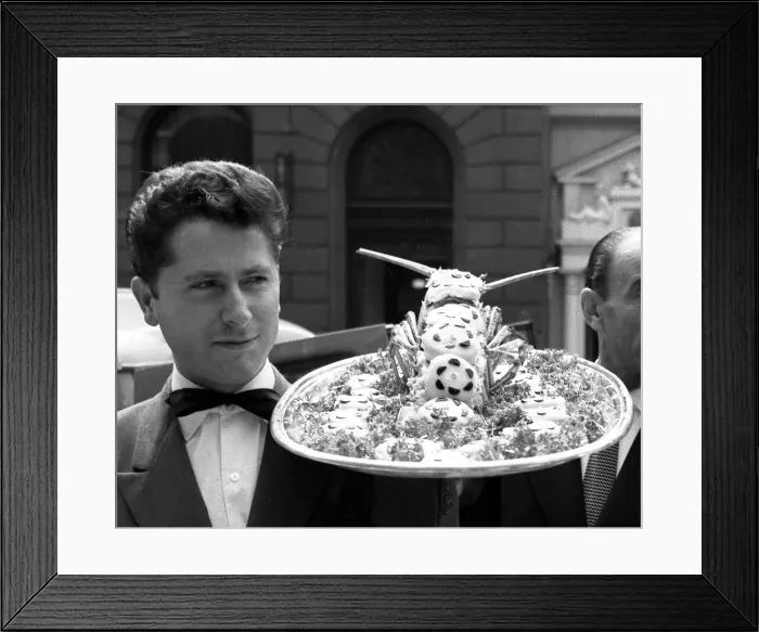 Framed Print : Restaurant men from the Caprice on their way to the Law Courts to serve lunch to Framed Print : Restaurant men from the Caprice on their way to the Law Courts to serve lunch to
