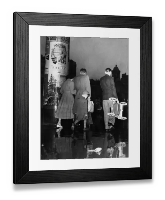 Framed Print : A rainy finish to a wet Whit weekend was the order of the day, in London at least Framed Print : A rainy finish to a wet Whit weekend was the order of the day, in London at least