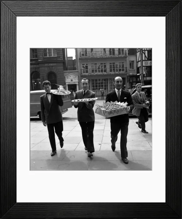 Framed Print : Restaurant men from the Caprice on their way to the Law Courts to serve lunch to Framed Print : Restaurant men from the Caprice on their way to the Law Courts to serve lunch to