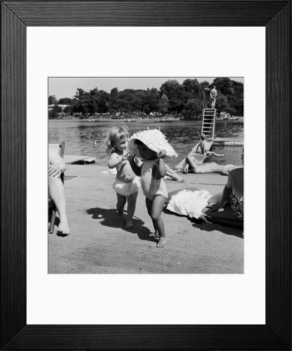 Framed Print : Hot weather at Londons Hyde Park Lido. Crowds sunbathing by the Serpentine