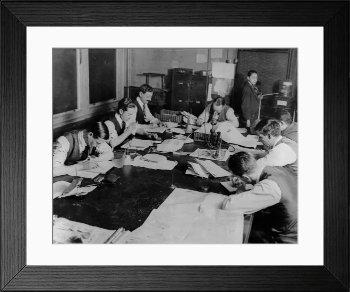 Framed Print : News staff as work in the sub editors room at the Daily Mirror offices in Gerladine House Framed Print : News staff as work in the sub editors room at the Daily Mirror offices in Gerladine House