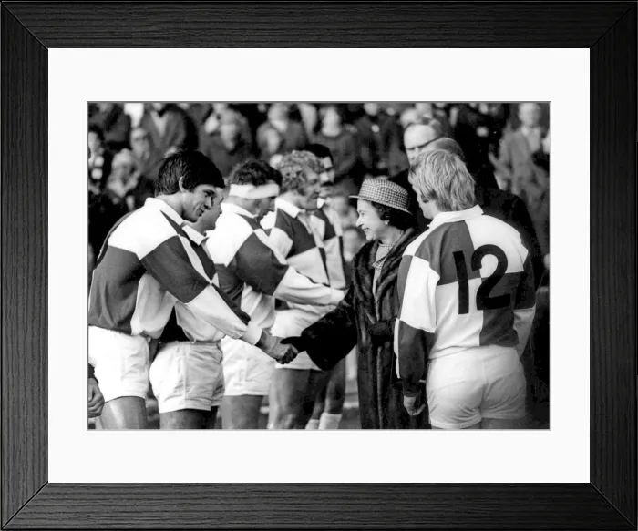 Framed Print : Rugby - The Queen is introduced to Bridgends Gareth Williams by the Wales / England Framed Print : Rugby - The Queen is introduced to Bridgends Gareth Williams by the Wales / England
