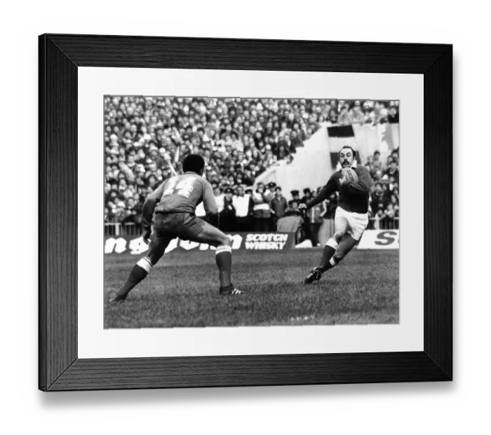 Framed Print : Sport - Rugby - Wales v France - 1982 - Welsh winger Clive Ress tries to swerve past