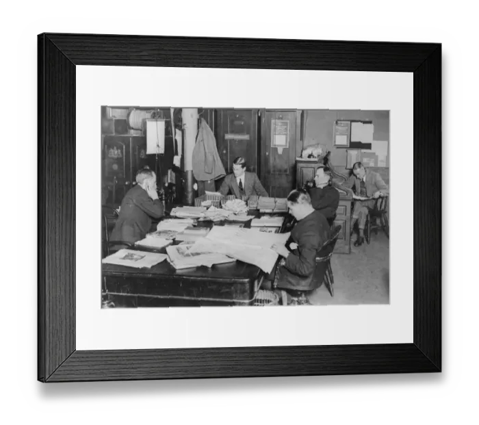Framed Print : An early morning staff meeting on the Daily Mirror news desk at Geraldine House