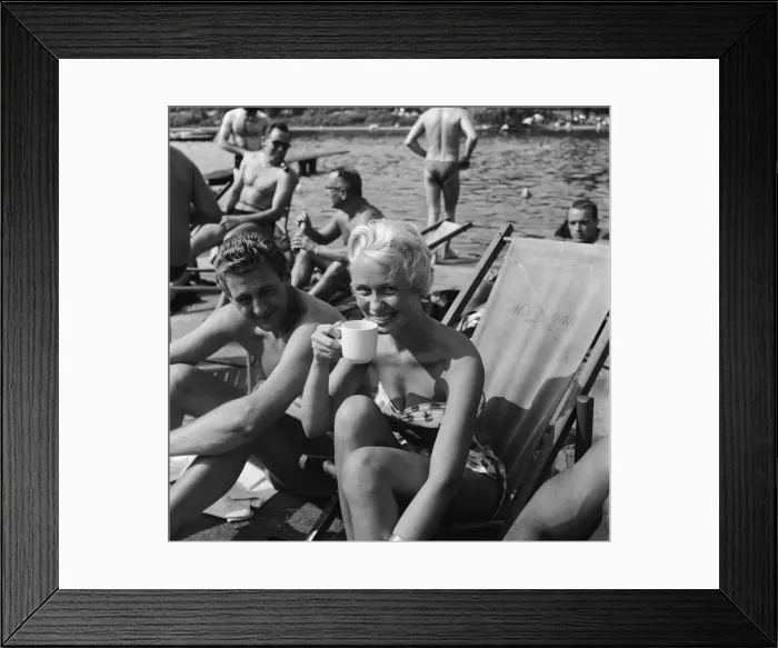 Framed Print : People sunbathing in a heatwave at the Serpentine Lido, Hyde Park, London Framed Print : People sunbathing in a heatwave at the Serpentine Lido, Hyde Park, London