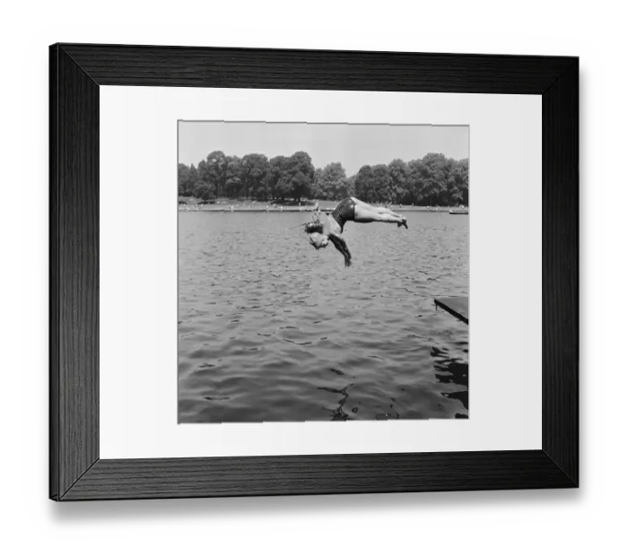 Framed Print : Crowds sunbathing at Serpentine Lido, Hyde Park, London