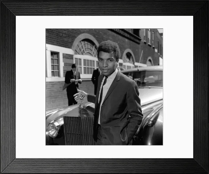 Framed Print : English pop singer Kenny Lynch outside Bow Street Magistrate Court awaiting a hearing
