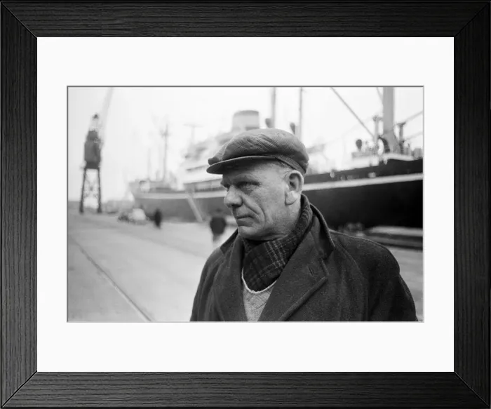 Framed Print : Hull Docks feature, Harry Spavin docker and Union leader. 11th February 1966