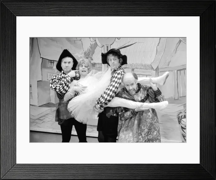 Framed Print : From the TV show It Aint ALF Ot Mum with Melvyn Hayes (Gloria Framed Print : From the TV show It Aint ALF Ot Mum with Melvyn Hayes (Gloria