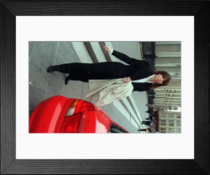 Framed Print : Chrissie Hynde arriving to film a programme for Channel 4 in Glasgow Framed Print : Chrissie Hynde arriving to film a programme for Channel 4 in Glasgow