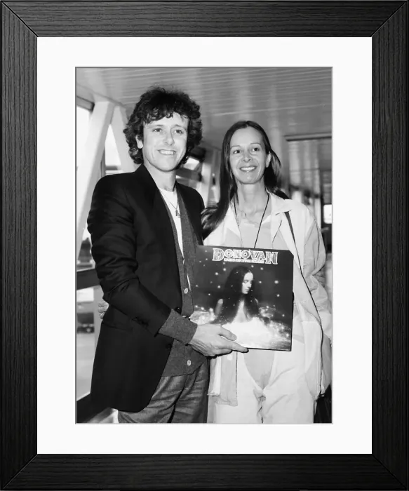 Framed Print : Donovan Scottish pop singer folk with wife Linda 1983 Framed Print : Donovan Scottish pop singer folk with wife Linda 1983