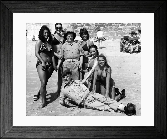 Framed Print : Windsor Davies as Battery Sgt Major Williams 1975 Don Estelle as Gunner Lofty Framed Print : Windsor Davies as Battery Sgt Major Williams 1975 Don Estelle as Gunner Lofty