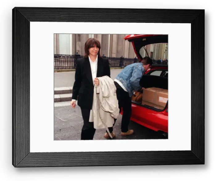 Framed Print : Chrissie Hynde arriving to film a programme for Channel 4 in Glasgow Framed Print : Chrissie Hynde arriving to film a programme for Channel 4 in Glasgow