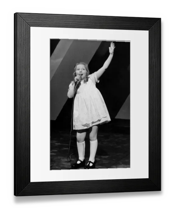 Framed Print : Lena Zavaroni Pop Singer aged 9 years old msi