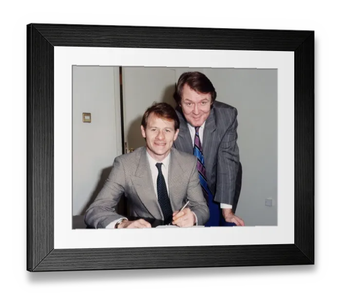 Framed Print : Alex Higgins signs deal with David Hay December 1988 Framed Print : Alex Higgins signs deal with David Hay December 1988
