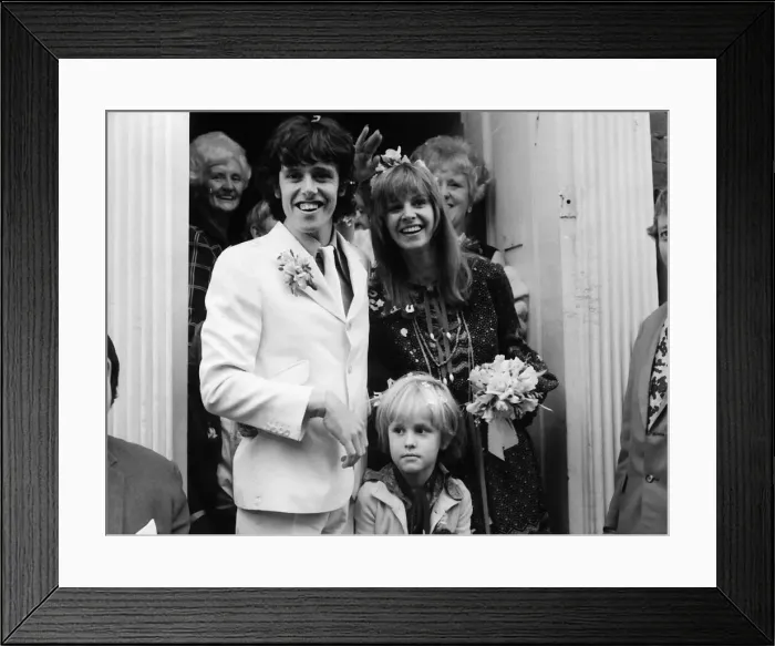 Framed Print : Donovan Scottish pop singer weds Linda Lawerence 1970 Framed Print : Donovan Scottish pop singer weds Linda Lawerence 1970