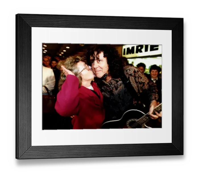 Framed Print : Donovan being kissed by old woman at Maryhill shopping centre Framed Print : Donovan being kissed by old woman at Maryhill shopping centre