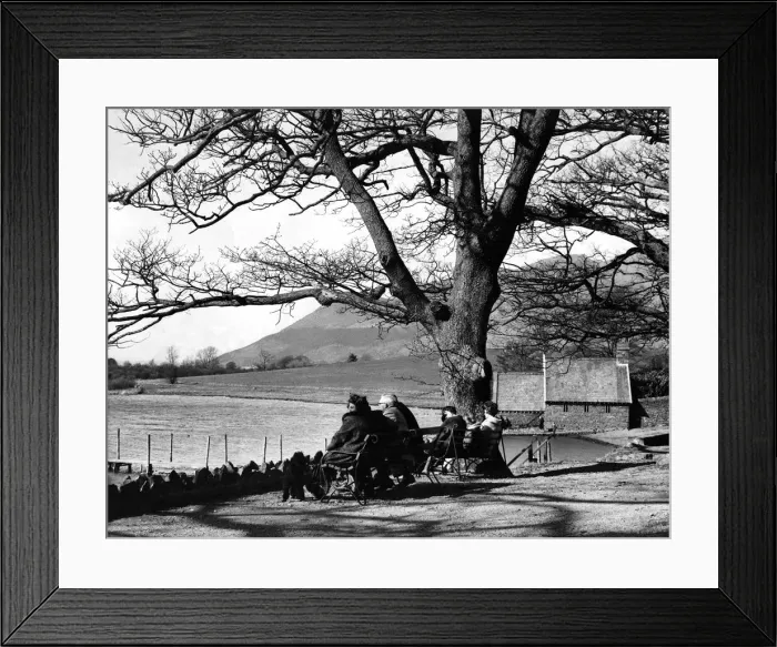 Framed Print : Lake District - Derwentwater - People sit on the benches Framed Print : Lake District - Derwentwater - People sit on the benches